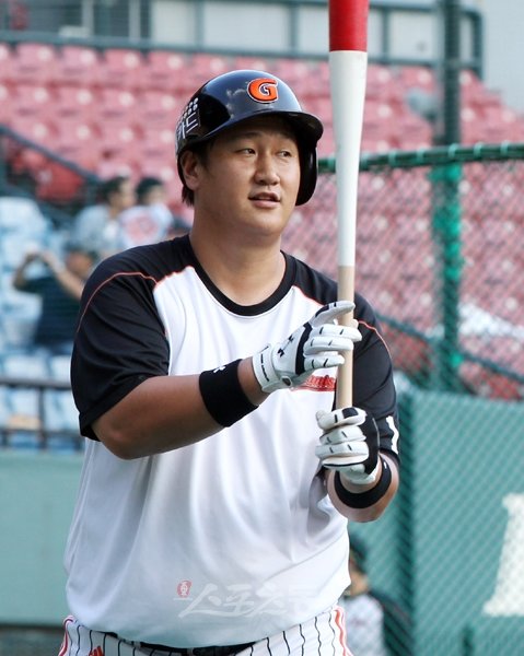 일본 진출을 선언한 이대호는 친정팀을 떠나는 복잡한 심경을 밝혔다. 많은 것을 버리고 가는 만큼 일본 진출시 “가치를 충분히 인정받겠다”는 것도 분명히 했다. 스포츠동아DB