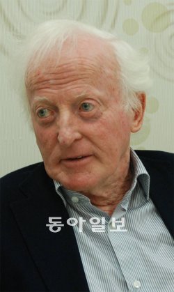 윌리엄 마셜 교수는 “심리치료 등을 통해 성범죄자들이 앞으로 사회에서 제 기능을 하게 해 재범을 저지르지 않도록 도와야 한다”고 강조했다. 대전=신성미 기자 savoring@donga.com