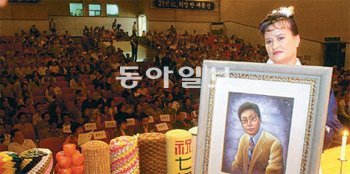 배호기념사업회는 2002년 5월 19일 서울 용산구민회관 대강당에서 가수 배호의 사후 환갑잔치를 열기도 했다. 동아일보DB
