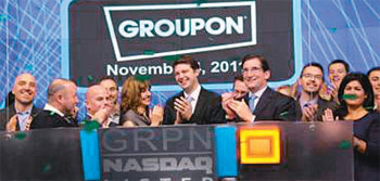 이달 4일 기업공개(IPO)에 성공해 7억 달러의 자본을 조달한 그루폰 직원들이 사무실에서 환호하고 있다. 사진 출처 월스트리트저널