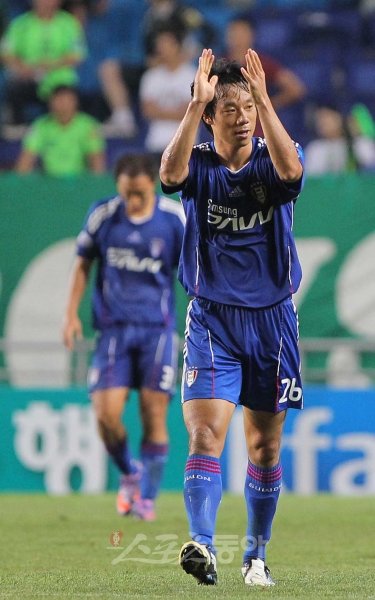 염기훈은 수원 삼성 주장이면서 공격의 핵이다. 20일 부산과의 6강 PO에서도 왼발 프리킥으로 하태균의 결승골을 도우며 승리의 일등 공신이 됐다. 스포츠동아DB