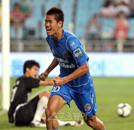 울산 현대의 가장 큰 공격 무기인 제공권이 살아나기 위해서는 설기현의 날카로운 크로스가 필요하다. 설기현은 19일 서울과의 6강 PO에서도 크로스로 2도움을 올렸다. 스포츠동아DB