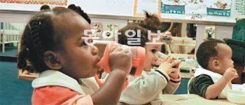 1일 미국 버지니아 주 알렉산드리아 시 헤드스타트센터에서 어린이들이 간식을 먹고 있다. 이 센터 관계자는 “저소득층 어린이를 위한 국가 시설이지만 탄산음료는 일절 제공하지 않는 등 ‘비만 퇴치’ 움직임에 동참하고 있다”고 말했다. 한국암웨이 제공