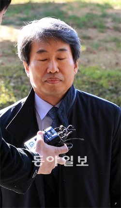 체념한듯… 신재민 전 문화체육관광부 차관이 21일 오전 4번째 소환 조사를 받기 위해 서울 서초구 서초동 중앙지검으로 들어서고 있다. 장승윤 기자 tomato99@donga.com