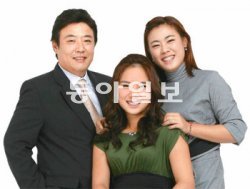 프로골퍼인 자매는 집을 비울 때가 많다. 2년 전 모처럼 가족사진을 찍은 박희영(가운데)과 동생 주영(오른쪽), 아버지 박형섭 씨의 표정이 밝기만 하다. 박희영은 체조 국가대표를 지낸 할아버지와 테니스선수 출신 아버지의 DNA를 물려받아 정교함과 파워를 겸비해 스윙의 교과서로 불렸다. JNA 제공