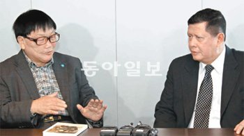 마르주키 다루스만 유엔 북한인권특별보고관(오른쪽)이 21일 서울시내 한 호텔에서
‘통영의 딸’ 신숙자 씨의 남편 오길남 박사를 만나고 있다. 김미옥 기자 salt@donga.com