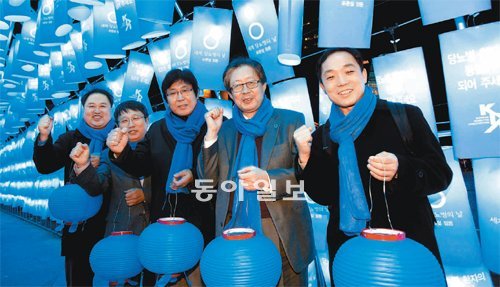 대한당뇨병학회는 ‘세계 당뇨병의 날’을 맞아 14일 서울 청계천 다리에 청사초롱으로 꾸며진 ‘희망의 푸른빛 터널’을 설치하고 당뇨병 환자들에게 질환 극복 의지를 전했다. 학회 회원들은 이날 행사장에서 청사초롱을 들고 “당뇨병을 극복합시다”라고 외쳤다. 대한당뇨병학회 제공