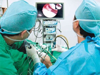 연세사랑병원 의료진이 환자의 파열된 무릎 연골판을 관절내시경으로 보면서 상태를 파악하고 있다. 연세사랑병원 제공