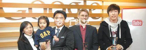 구글코리아는 22일 올해 가장 많은 인기를 끌었던 손수제작물 10편을 선정했다. 박관영 씨(왼쪽에서 세 번째), 미국인 마이클 아론손 씨, 권상민 씨 등이 상을 받았다. 구글코리아 제공