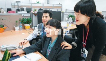 최연주 사원(오른쪽에서 두 번째)이 22일 근무 중 LCD사업부 동료들과 대화하고 있다. 삼성전자는 지체 1급 장애인인 최 사원을 위해 탕정사업장에 저상버스를 도입했다. 삼성전자 제공