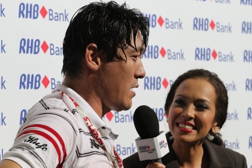 홈 유나이티드 이임생 감독(왼쪽)이 싱가포르 진출 두 시즌 만에 FA컵 정상에 오르며 지도력을 인정받았다. FA컵 우승 확정 후 현지 언론과 인터뷰 하고 있는 이 감독. 사진제공｜이임생 감독