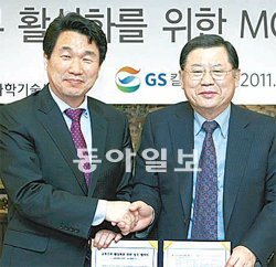 허동수 GS칼텍스 회장(오른쪽)과 이주호 교육과학기술부 장관이 22일 서울 강남구 역삼동 GS칼텍스 본사에서 ‘교육기부 활성화를 위한 업무협약(MOU)’을 체결한 후 악수를 하고 있다. GS칼텍스 제공