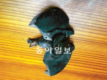 문제의 최루탄 파편 22일 국회 본회의장에서 민주노동당 김선동 의원이 터뜨린 최루탄의 파편. 한나라당 차명진 의원이 본회의장에서 발견했다.