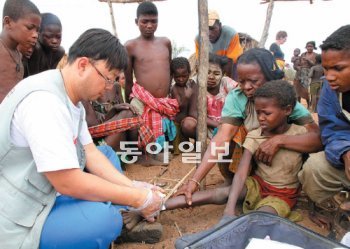 고 이태석 신부를 기리기 위한 ‘이태석상’의 첫 수상자로 선정된 외과전문의 이재훈 씨(왼쪽)가 아프리카 마다가스카르에서 환자를 돌보고 있다. 외교통상부 제공