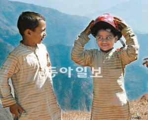 히말라야 산중에서 만난 소년들. 헬멧을 써보며 웃는 모습이 천진난만하다.