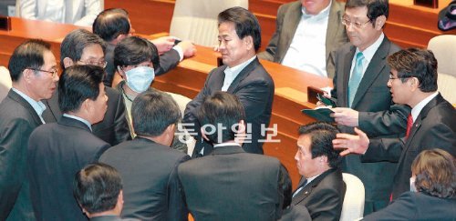 야권 대책회의 민주당 손학규 대표가 22일 국회 본회의장에서 한미 자유무역협정(FTA) 비준동의안이 통과된 뒤 김진표 원내대표, 정동영 최고위원, 민주노동당 권영길 의원 등과 함께 대책을 논의하고 있다. 박영대 기자 sannae@donga.com