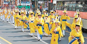 20일 오후 대구 중구 경상감영공원 주변 도심에서 경상도 관찰사가 대구를 순찰하는 퍼레이드가 열리고 있다. 대구시 제공