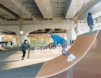 부천시가 서울외곽순환고속도로 중동 나들목 하부공간에 설치한 인라인스케이트장. 부천시청 제공