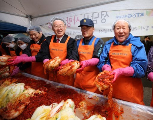 23일 경기도 성남시청 앞마당에서 열린 '사랑의 김장 나눔' 행사에서 김재홍 KT&G복지재단 이사장(맨 오른쪽 부터 첫번째), 이재명 성남시장(세번째), 장대훈 성남시의회의장(네번째)이 자원봉사자들과 함께 김장을 담그고 있다. 사진제공｜KT&G