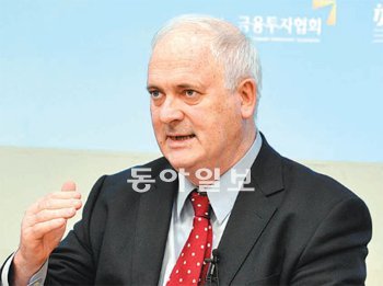 존 브루턴 전 아일랜드 총리는 “유럽 국가들이 재정위기를 해결하기 위해 긴축의 고삐
를 죄더라도 오히려 순기능이 더 많다”며 “아일랜드 역시 긴축정책 속에서도 경제성장
을 이뤘다”고 말했다. 금융투자협회 제공