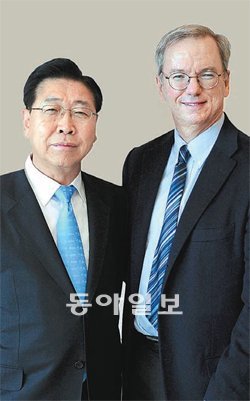 철강 분야의 선두주자 포스코와 정보기술(IT)업계의 ‘공룡’ 구글이 손을 잡았다. 정준양
포스코 회장(왼쪽)과 에릭 슈밋 구글 회장은 8일 서울 강남구 대치동 포스코센터에서 만나 포스코와 구글의 협력 및 미래사업 기회에 대해 논의했다. 포스코 제공