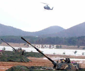 연평도 1년 전 그 시각 맞춰 육해공 합동훈련 연평도 포격 도발 1주기를 맞아 군이 23일 인천 옹진군 백령도에서 코브라 공격헬기와 K-9 자주포를 동원해 적의 도발에 대비한 훈련을 실시하고 있다. 합동참모본부 제공