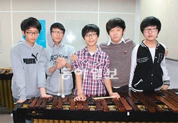 28일 공연을 앞두고 타악기를 체험하는 수원지역 학생들. 한국공연예술경영인협회 제공