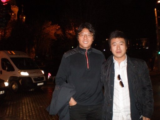 포항 남창훈 스카우터(오른쪽)가 황선홍 감독과 함께 포즈를 취하고 있다. 사진제공 | 남창훈 스카우터