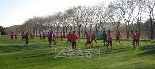 기온이 뚝 떨어진 24일 포항 선수들이 송라 클럽하우스 훈련장에서 울산과의 PO에 대비해 몸을 풀고 있다. 포항｜윤태석 기자 sportic@donga.com 트위터@Bergkamp08