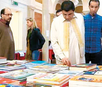 리비아 트리폴리의 이탈리아 왕궁에서 열린 금서 전시회에서 시민들이 책을 구경하고 있다. CNN 화면 캡처