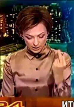 타티야나 리마노바 아나운서가 23일 버락 오바마 미국 대통령 관련 뉴스를 전하면서 왼손 가운데 손가락을 들어보이고 있다. 사진 출처 뉴욕데일리뉴스