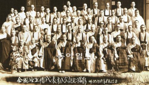 1954년 8월 불교정화운동을 위한 전국비구대표자대회가 개최됐다. 송월주 스님의 은사인 금오 스님(앞줄 오른쪽에서 네 번째)을 비롯해 청담, 구산, 향봉, 자운 스님 등 60여 명이 참석했다. 불교신문 제공