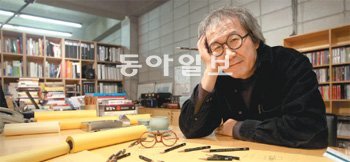 세계적 건축가들은 60세가 넘어서 희대의 명작을 남기곤 했다. 승효상이 자신을 아직도 청년이라고 생각하는 이유 중 하나다. 서울 종로구 동숭동 그의 일터 ‘이로재(履露齋)’에서 그가 카메라를 삐딱하게 쳐다보고 있다. 양회성 기자 yohan@donga.com