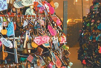서울을 찾은 외국인이 가장 매력적인 장소로 꼽은 남산 N서울타워 ‘자물쇠의 벽’. 서울시 제공