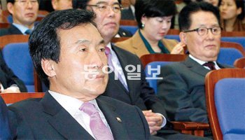 동상이몽 민주당 손학규 대표(앞쪽)가 25일 긴급 의원총회에서 굳은 표정으로 정동영 최고위원의 발언을 듣고 있다. 손 대표의 신당 창당 방침을 연일 비판하는 박지원 의원(뒷줄 오른쪽)의 표정도 냉랭하다. 전영한 기자 scoopjyh@donga.com