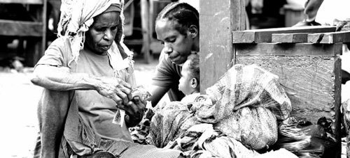 태평양 작은 섬 기니의 중앙시장에서 장사를 준비하는 여성 행상(왼쪽). 시장 철거에 맞선 기나긴 싸움 탓인지 지쳐 보이는 그의 옆에 아이들이 기운 없이 앉아 있다. 사진 출처 영국 뉴인터내셔널리스트