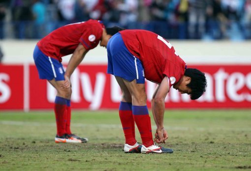 지난 15일 레바논전에서 패한 뒤 허탈해 하고 있는 한국 선수들.  연합뉴스