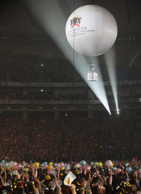 장근석 콘서트의 하이라이트인 ‘기구 퍼포먼스’. 그는 하얀 기구를 타고 공연장 한 바퀴를 돌며 팬들에게 눈인사를 건넸다. 사진제공｜트리제이컴퍼니