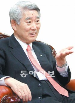 안택수 신용보증기금 이사장은 24일 서울 마포구 공덕동 본사에서 가진 인터뷰에서 “신보보증을 받아 성장한 우량기업들이 보증액을 갚아야 유망 기업이나 막 발을 뗀 신생 기업들을 도와줄 수 있다”고 말했다. 이종승 기자 urisesang@donga.com