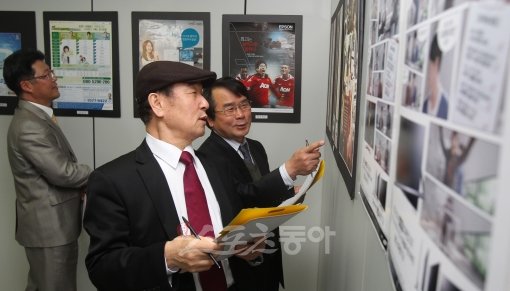 25일 서울 청계천로 스포츠동아 회의실에서 이승욱 스포츠동아 광고마케팅국장, 김광규 한국브랜드협회장, 김희동 청운대 광고홍보학과 
교수(맨 왼쪽부터)가 광고대상 후보작들을 심사하고 있다.국경원 기자｜onecut@donga.com 트위터 @k1isonecut