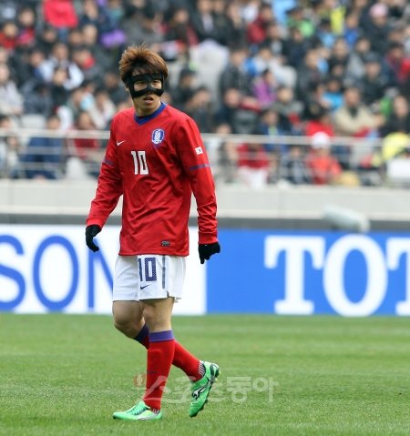 홍명보 감독이 이끄는 올림픽축구대표팀이 27일 오후 서울 상암월드컵경기장에서 사우디아라비아와 런던올림픽 아시아 최종예선 경기를 가졌다. 1-0으로 올림픽대표팀이 승리를 거뒀다. 김보경이 후반전에 백성동과 교체되어 들어오고 있다. 상암ㅣ박화용 기자 inphoto@donga.com 트위터 @seven7sola