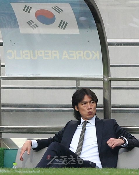 27일 오후 2시 서울월드컵경기장에서 열린 2012 런던 올림픽 최종예선 A조 3차전 올림픽 축구대표팀과 사우디아라비아와의 경기에서 1대 0으로 한국이 승리했다. 경기가 끝난 후 인터뷰를 기다리며 경기장을 바라보는 홍명보 감독의 모습. 상암｜임진환 기자 photolim@donga.com 트위터@binyfafa