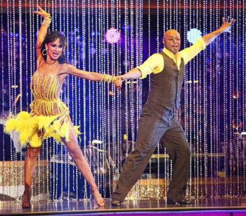 J R 마르티네스 씨와 파트너 카리너 스미너프 씨가 ‘스타와 함께 춤을’ 프로그램 예선에서 화려한 춤 솜씨를 선보이고 있다. 사진 출처 ABC방송