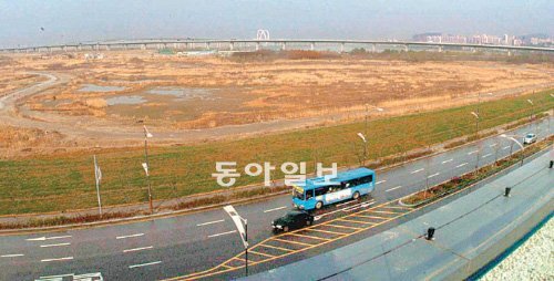 인천경제자유구역에 국제학교에 이어 외국인 정주시설의 핵심인 국제병원이 2015년 말 개원할 것으로 보인다. 정부가 이를 위한 법령 개정을 서두르고 있는 가운데 찬반 논란이 뜨겁다. 김영국 동아닷컴 객원기자 press82@donga.com