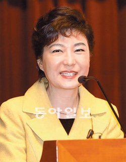 박근혜 전 한나라당 대표가 28일 국회 의원회관에서 자신이 개최한 ‘과학기술의 융합과 산업화를 통한 창의국가’라는 주제의 세미나에서 인사말을 하고 있다. 전영한 기자 scoopjyh@donga.com