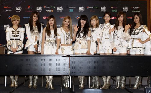 여성그룹 소녀시대가 29일 싱가포르 샌즈 엑스포 컨벤션 센터에서 열린 ‘2011 엠넷 아시안 뮤직 어워즈’ 기자회견에서 포즈를 취하고 있다. 사진제공｜CJ E&M
