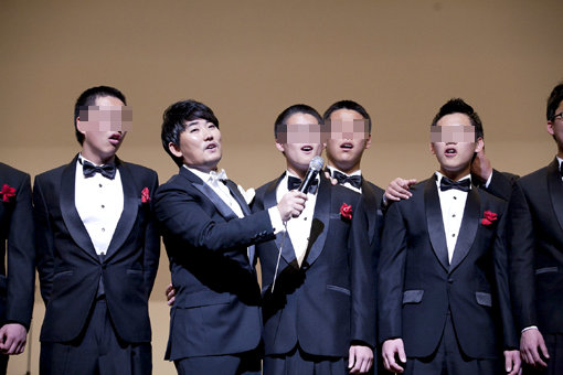김천소년교도소 수형자들과 ‘네버엔딩 스토리’를 부르는 이승철(왼쪽에서 두 번째). 사진제공｜진앤원 뮤직웍스