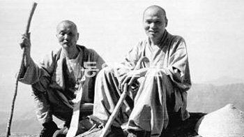 평생 도반으로 지내며 한국 현대불교를 이끈 청담 스님(왼쪽)과 성철 스님. 이들의 만남은 불교사에 길이 남을 아름다운 동행이었다. 불교신문 제공