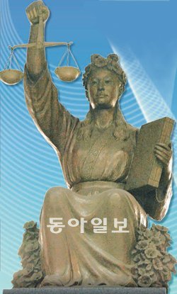 대법원 대법정 출입문 앞에 있는 정의의 여신상. 오른손에는 정의와 균형을 상징하는 저울을, 왼손엔 법전을 들고 있다.