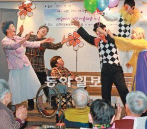 극단 ‘십년 후’의 배우들이 18일 인천 사할린동포회관에서 가족들의 즐거운 한때를 연상케 하는 장면을 연출하고 있다. 인천=서영수 전문기자 kuki@donga.com